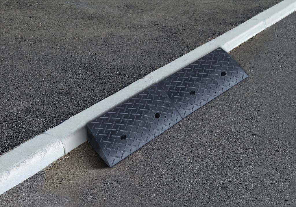 Aidapt 4" 100 High Rubber Kerb Ramp (Set of 2 )